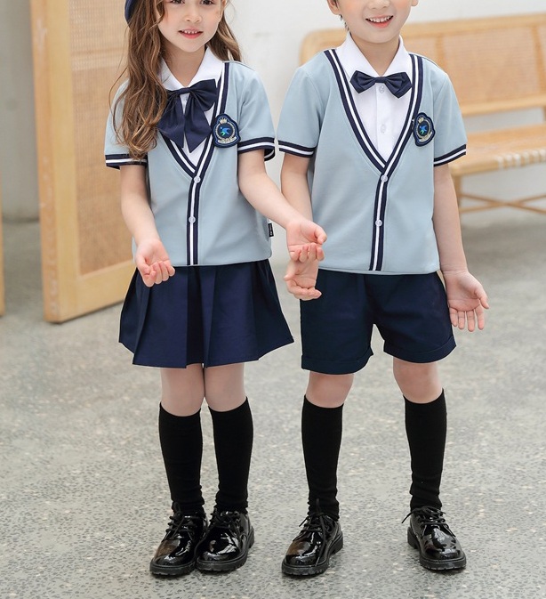 어린이 2 조각 Kindergrand 라이트 블루 교복 반팔 셔츠와 주름 치마 반바지