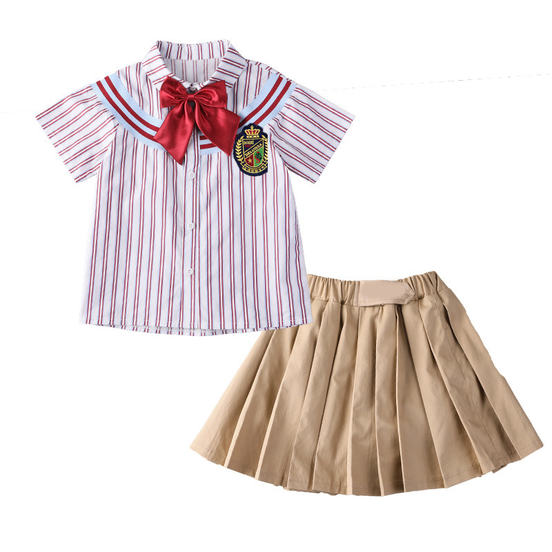 유치원 여름 교복 어린이 갈색 반바지와 나비 넥타이가있는 빨간 줄무늬 반팔 셔츠
